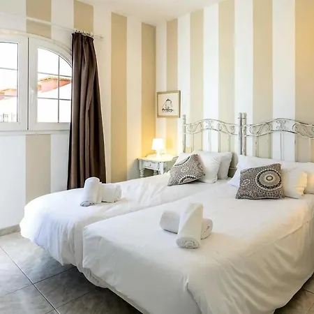 Sleeps 5 Air Con Wifi